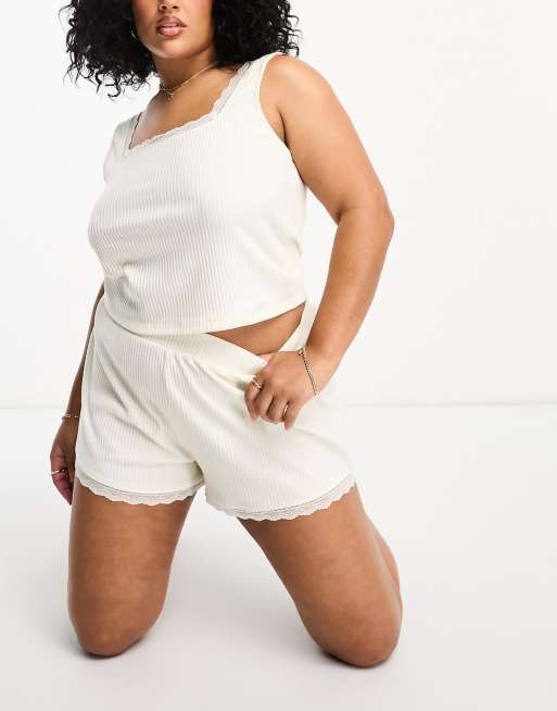 ASOS DESIGN Curve - Pigiama color crema a coste e in pizzo con pantaloncini e canotta con scollo squadrato