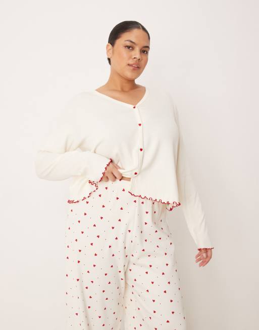 ASOS DESIGN Curve - Pigiama con stampa a cuori composto da cardigan con bottoni e pantaloni, 2 di 4
