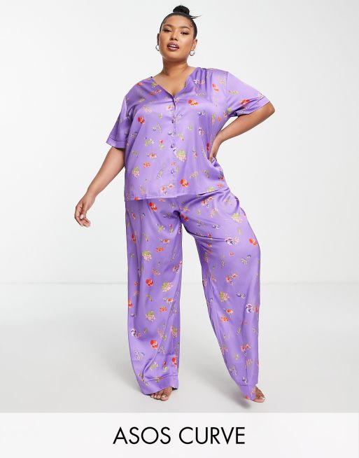 ASOS DESIGN Curve - Pigiama in raso viola a fiori con camicia senza colletto e pantaloni