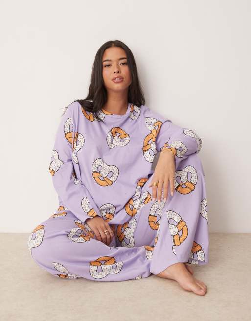 ASOS DESIGN Curve - Pigiama lilla con stampa di pretzel composto da pantaloni e top a maniche lunghe