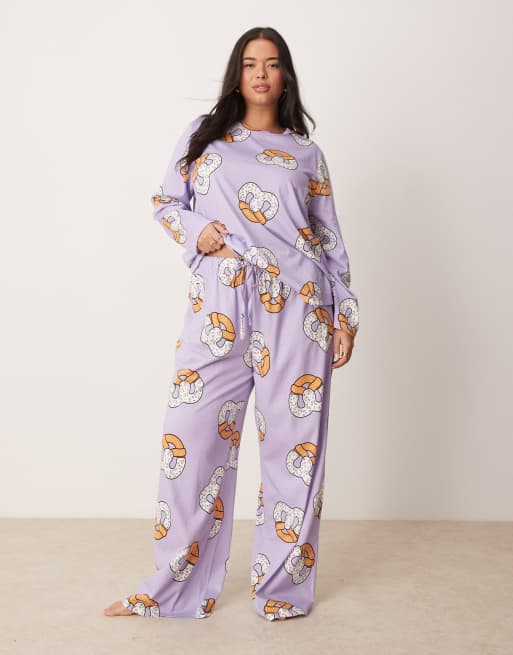 ASOS DESIGN Curve - Pigiama lilla con stampa di pretzel composto da pantaloni e top a maniche lunghe, 2 di 4