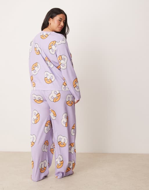 ASOS DESIGN Curve - Pigiama lilla con stampa di pretzel composto da pantaloni e top a maniche lunghe, 4 di 4