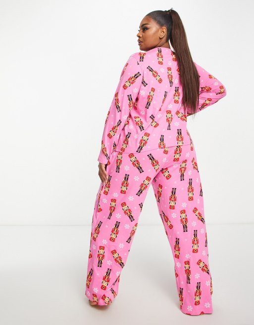 ASOS DESIGN Curve - Pigiama natalizio con top a maniche lunghe e pantaloni rosa con schiaccianoci, 2 di 4