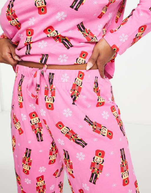 ASOS DESIGN Curve - Pigiama natalizio con top a maniche lunghe e pantaloni rosa con schiaccianoci, 3 di 4