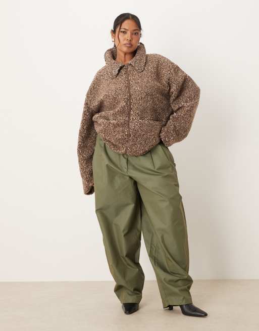 ASOS DESIGN Curve - Pile soffice con colletto e zip in due tonalità neutre, 2 di 4
