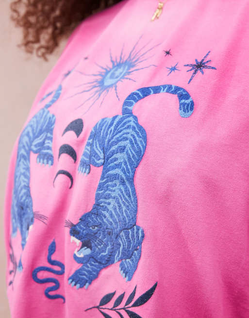 ASOS DESIGN Curve - Pink og oversized T-shirt med broderet kosmisk grafik, 4 af 4