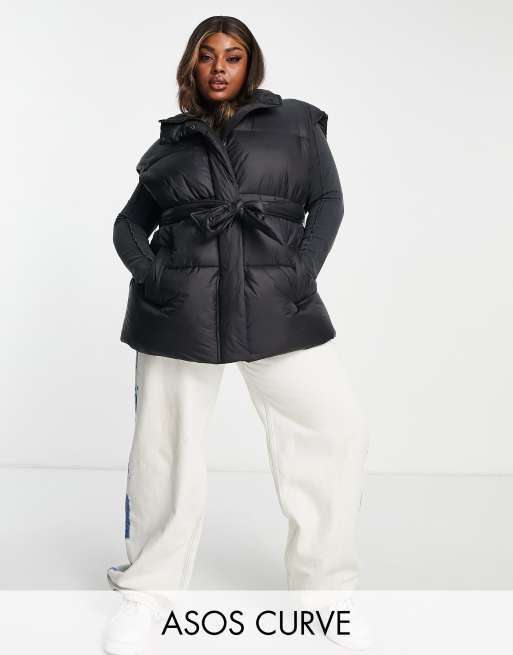 ASOS DESIGN Curve - Piumino smanicato con cintura nero