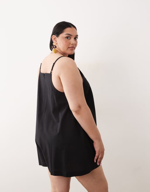 ASOS DESIGN Curve – Playsuit im Schürzen-Design aus Baumwollleinen in Schwarz, 4 von 4