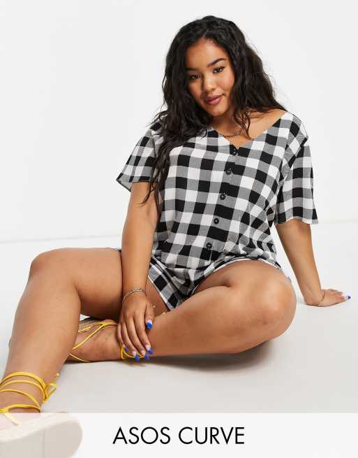 ASOS DESIGN Curve - Playsuit met gingham ruit en knoopsluiting in zwart-wit 