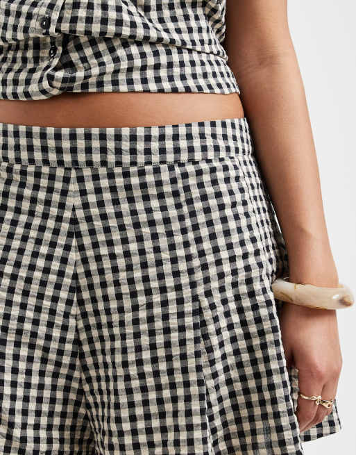 ASOS DESIGN Curve pleat front co-ord shorts in gingham, 3 of 5