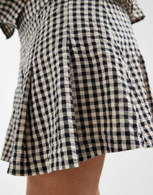 ASOS DESIGN Curve pleat front co-ord shorts in gingham, 5 of 5