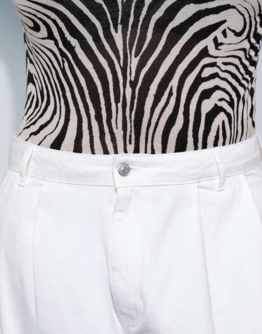 ASOS DESIGN Curve pleat front horseshoe jean in white, 5 of 9