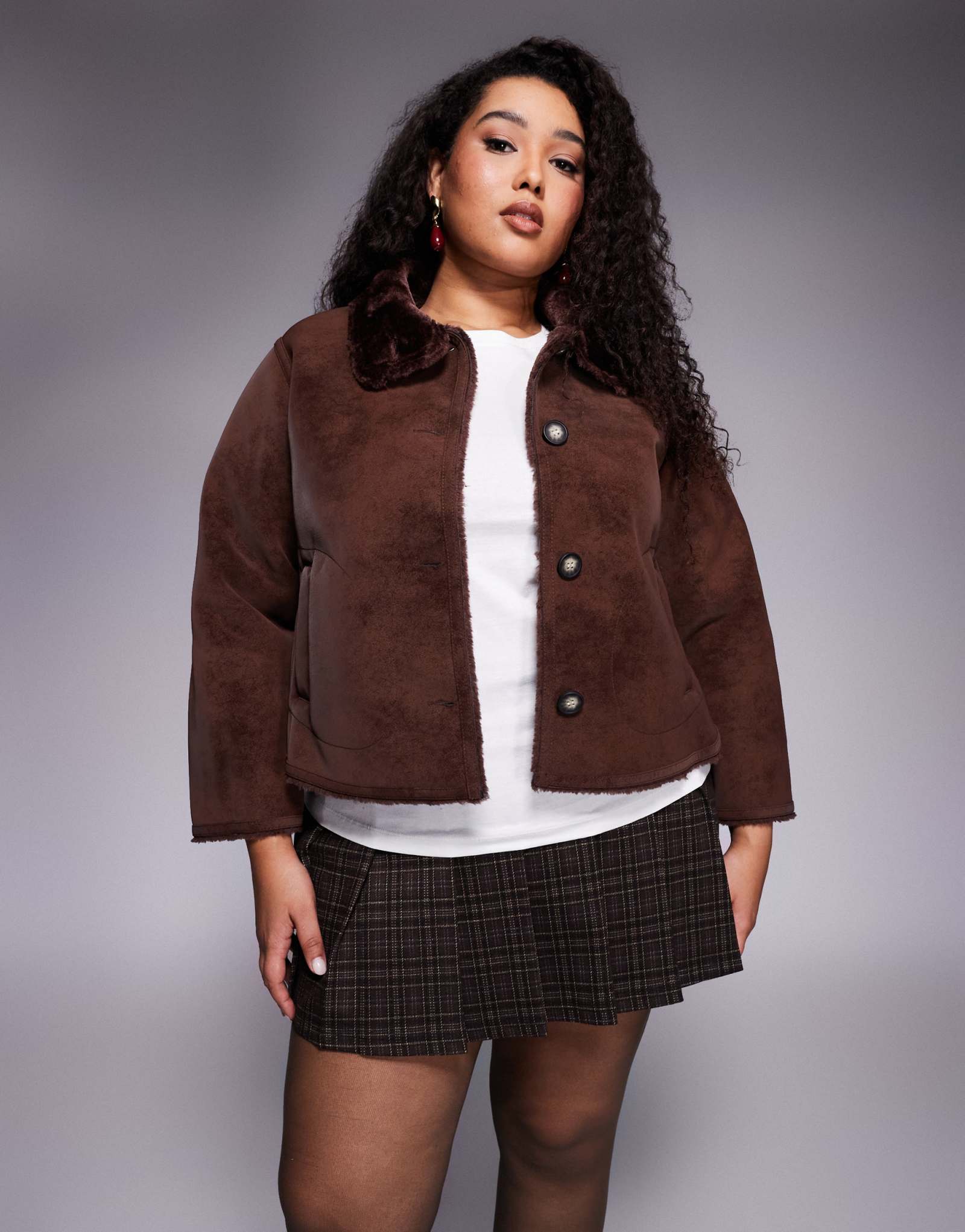 МОДЕЛЬ ASOS DESIGN Curve pleat из шерстяной плиссированной ткани micro mini skort с принтом в шоколадную клетку