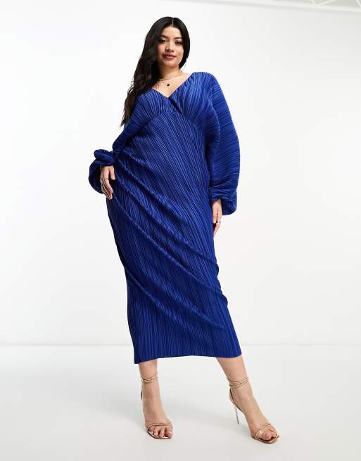 ASOS DESIGN Curve – Plisowana niebieska sukienka midi z głębokim dekoltem i obszernymi rękawami z obcisłym mankietem