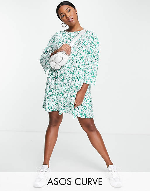 Women Curve plisse mini smock dress in green ditsy floral print 