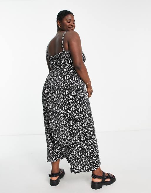 ASOS DESIGN Curve plisse strappy maxi dress in black and white ditsy floral, 2 of 4