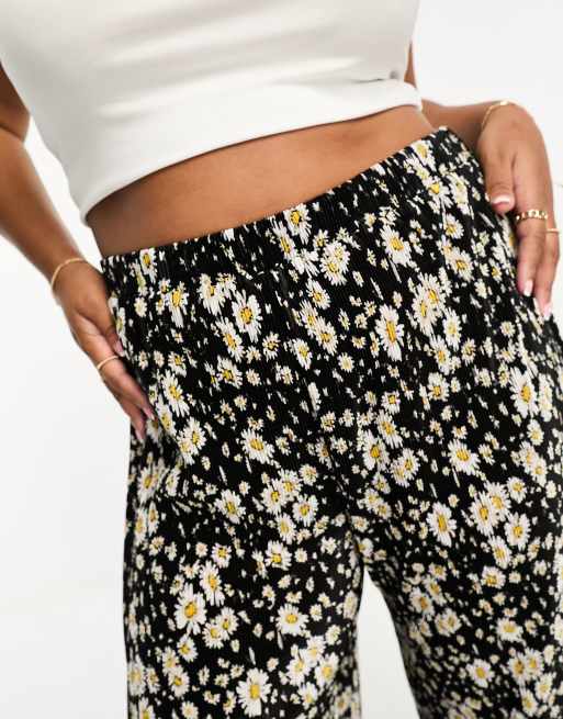 ASOS DESIGN Curve plisse wide leg culotte pants in dark based floral print, 2 of 4