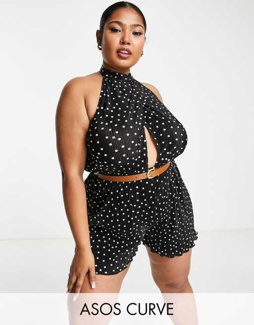 ASOS DESIGN Curve - Plisseret halterneck-playsuit med udskæring og bælte i prikket print