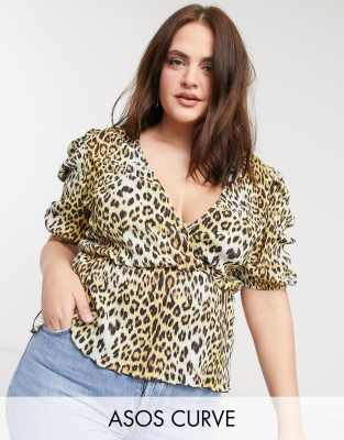 ASOS DESIGN Curve - Plisseret slå-om-top med voluminøse ærmer i leopardprint