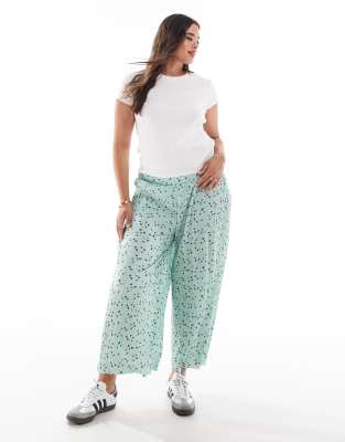 ASOS DESIGN Curve - Plissierte Culotte-Hose in Grün mit Blümchenmuster und weitem Bein-Bunt