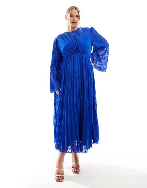 ASOS DESIGN Curve – Plissiertes, hinten gebundenes Chiffon-Midikleid in Kobaltblau mit Trompetenärmeln und Winkelstreifenmuster