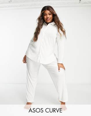 ASOS DESIGN Curve - Plissiertes Lounge-Set in Weiß mit Hemd und Hose