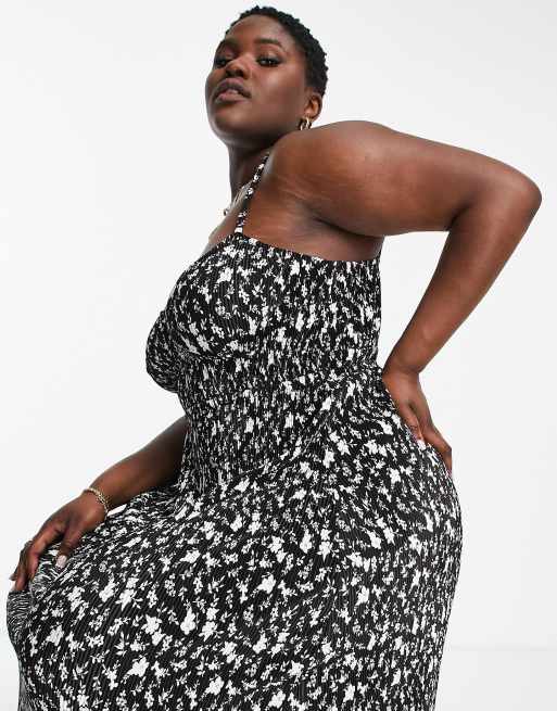 ASOS DESIGN Curve – Plissiertes Maxikleid in Schwarz und Weiß geblümt mit schmalen Trägern, 4 von 4