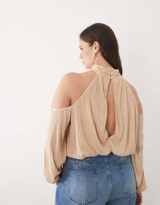 ASOS DESIGN Curve – Plissiertes Oberteil in Cremeweiß mit Schulterausschnitten und Ballonsaum, 3 von 4