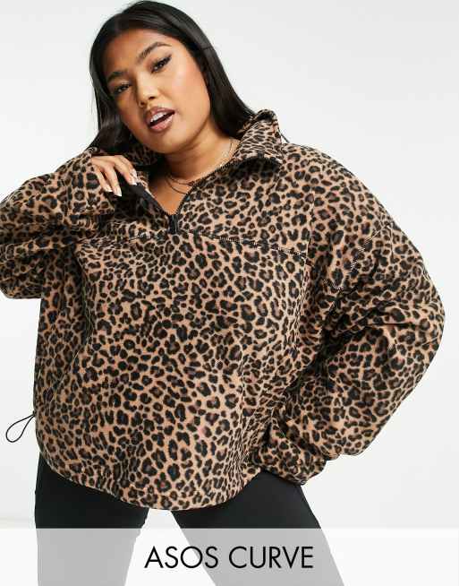 ASOS DESIGN Curve – Polar z zamkiem pod szyja w zwierzęcy wzór