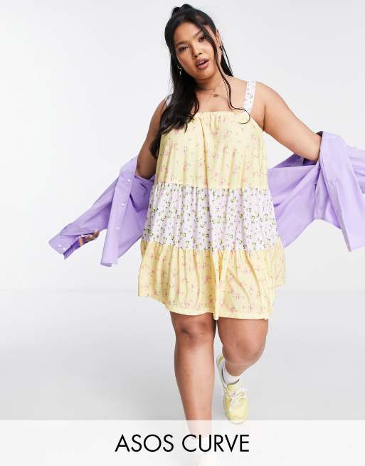 ASOS DESIGN Curve - Prendisole corto a fasce con spalline in misto pastello a fiori
