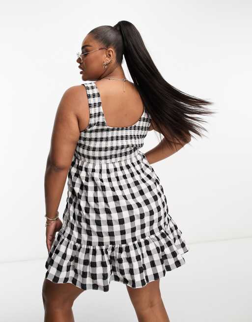 ASOS DESIGN Curve - Prendisole corto arricciato a quadretti monocromatici con scollo rotondo, 3 di 4