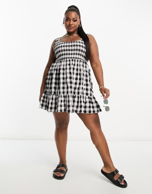 ASOS DESIGN Curve - Prendisole corto arricciato a quadretti monocromatici con scollo rotondo, 4 di 4
