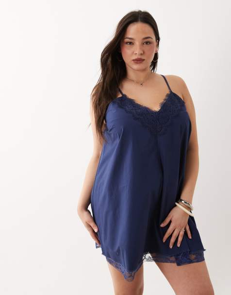 ASOS DESIGN Curve - Prendisole corto blu navy con spalline sottili, scollo a V e strato sovrapposto in pizzo - view 1