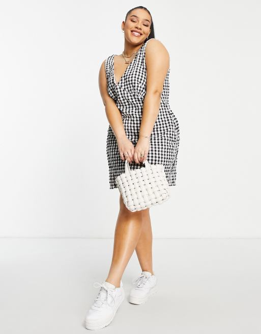 ASOS DESIGN Curve - Prendisole corto con scollo a V testurizzato a quadretti monocromatico , 4 di 4