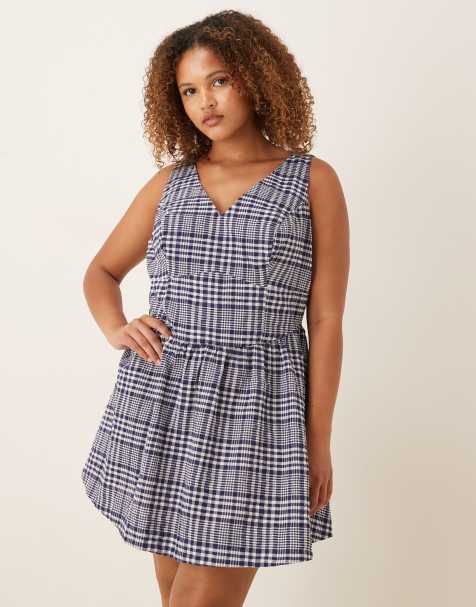 ASOS DESIGN Curve - Prendisole corto stretto in vita blu navy a quadretti con scollo a V e cuciture a vista - view 1