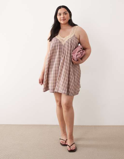ASOS DESIGN Curve - Prendisole grembiule corto in popeline con scollo a V e strato sovrapposto in pizzo rosa a quadri , 3 di 4