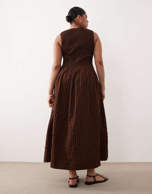ASOS DESIGN Curve - Prendisole lungo stropicciato nero e marrone a quadretti con scollo rotondo e vita arricciata, 3 di 4