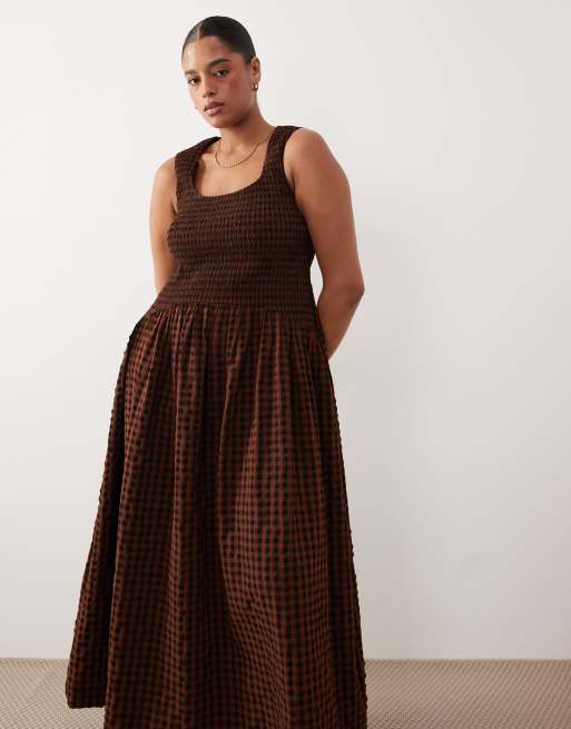 ASOS DESIGN Curve - Prendisole lungo stropicciato nero e marrone a quadretti con scollo rotondo e vita arricciata, 4 di 4