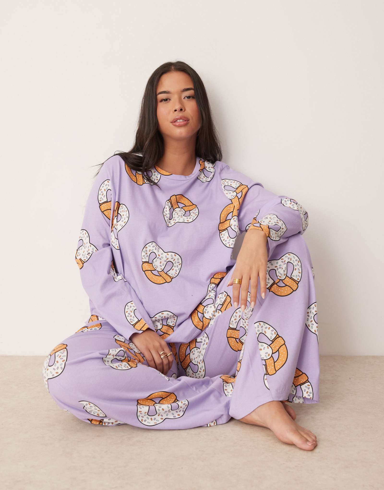 Пижамный комплект ASOS DESIGN Curve pretzel с длинными рукавами и брюками сиреневого цвета