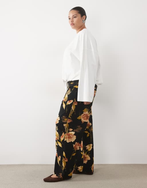 ASOS DESIGN Curve printed barrel leg trouser in black floral, 2 of 5