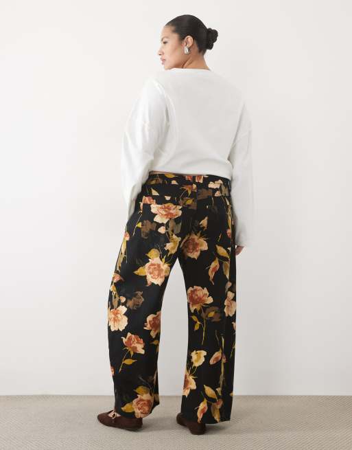ASOS DESIGN Curve printed barrel leg trouser in black floral, 3 of 5