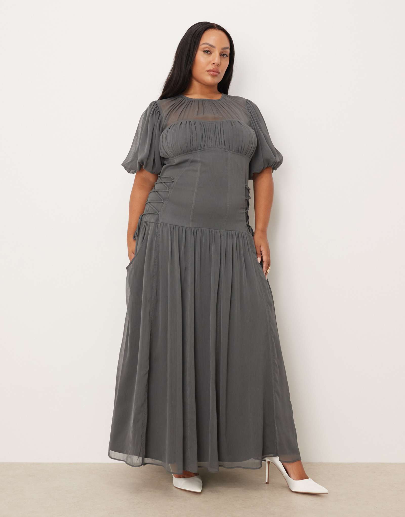 Шифоновое макси-платье с пышными рукавами ASOS DESIGN Curve темно-серого цвета