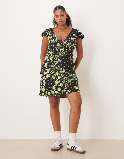 ASOS DESIGN Curve puff sleeve v-neck mini tea dress in light pink floral - view 1
