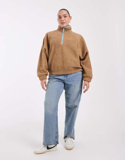 ASOS DESIGN Curve pull borg à demi-zip avec bordures contrastantes en beige et bleu, 2 de 4