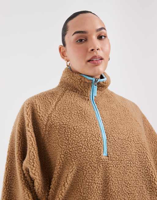 ASOS DESIGN Curve pull borg à demi-zip avec bordures contrastantes en beige et bleu, 3 de 4