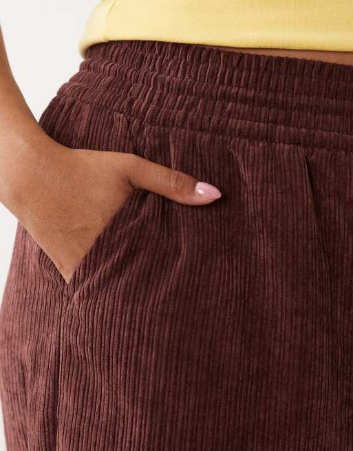 ASOS DESIGN Curve pull-on-bukser med bred benvidde i chokoladefarvet fløjl, 3 af 5