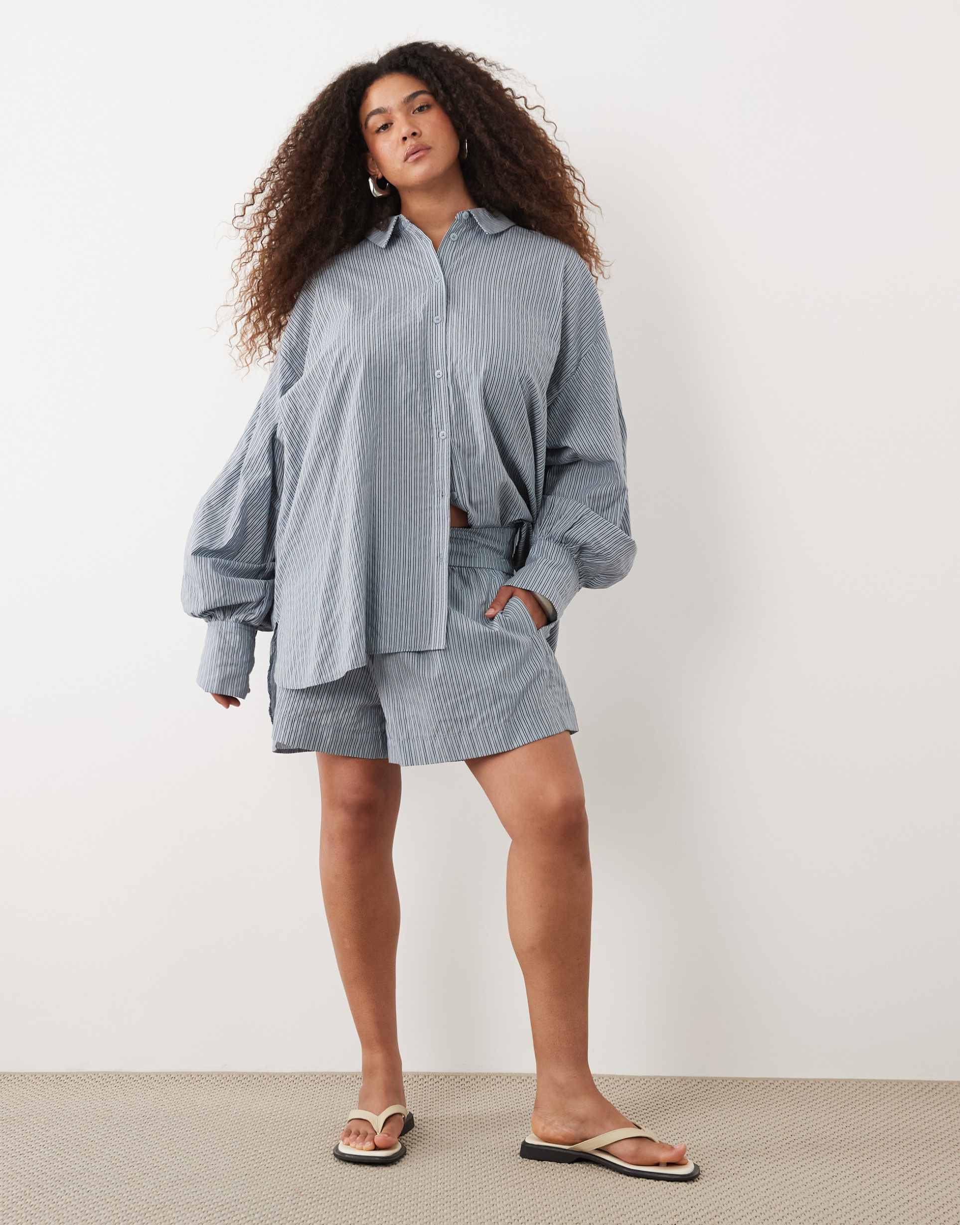 asos design curve pull on shorts in blue stripes