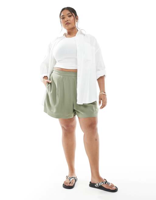 ASOS DESIGN Curve pull on shorts in olive, 3 of 5