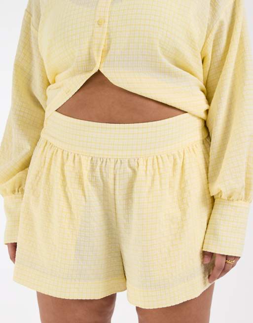 ASOS DESIGN Curve  pull on shorts in yellow gingham, 3 of 5