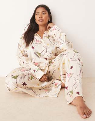 ASOS DESIGN Curve - Pyjama aus Satin mit Cocktail-Print bestehend aus Hemd und Hose-Weiß